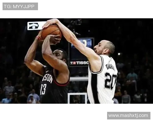 哈登与足球明星同框合影展现跨界友谊与运动魅力